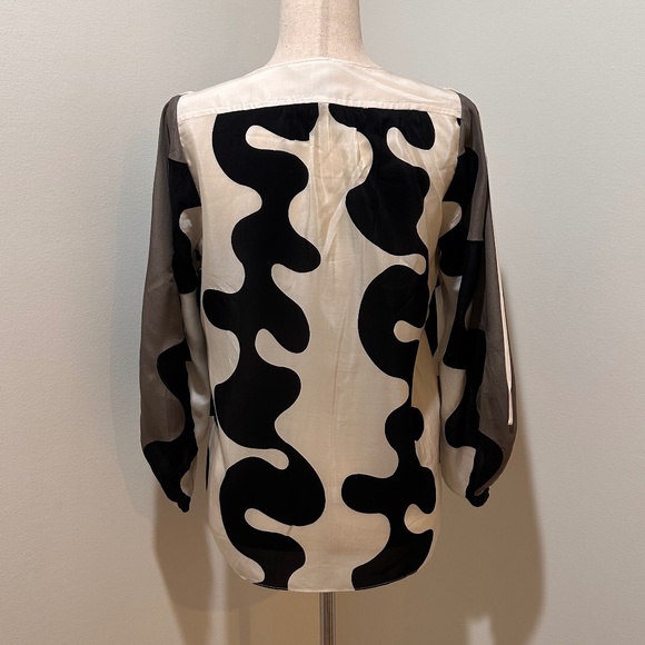 Diane von Furstenberg (DVF) 100% Silk Blouse in Taupe, Black, and Cream - Size 4 - Picture 4 of 7